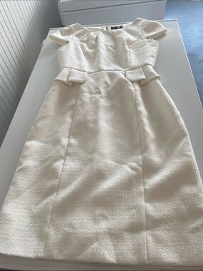 Tahari Cream Cap-Sleeve Textured Sheath Dress. Size 2. In good condition.